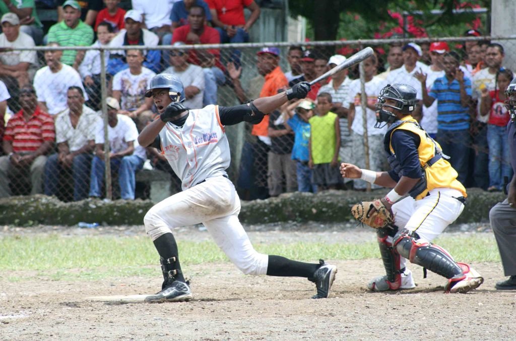  Oscar Hernández de los Mineros de Bonao disparo dos sencillos y un doble en su último juego efectuado frente a los Granjeros de Moca.